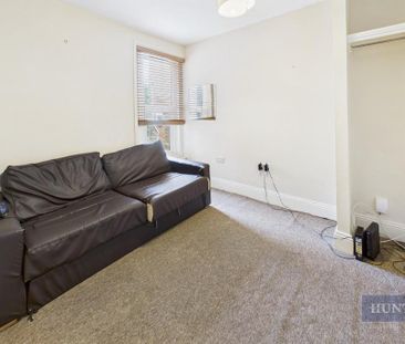 4 bedroom semi-detached house to rent - Photo 6