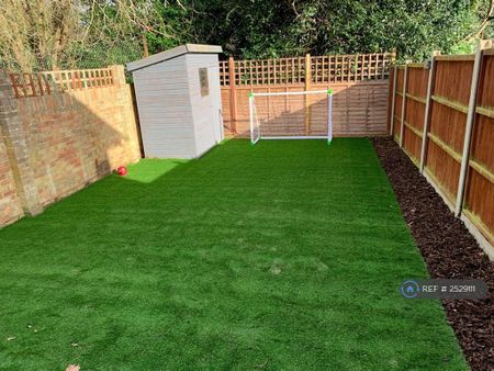 3 bedroom end of terrace house to rent - Photo 3