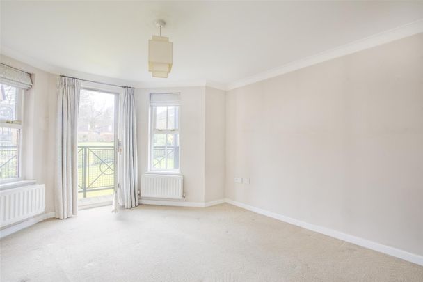 Shrubbery Close, High Wycombe - Photo 1