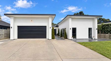Executive Family Living in Prestigious Golf Course Location - Photo 3