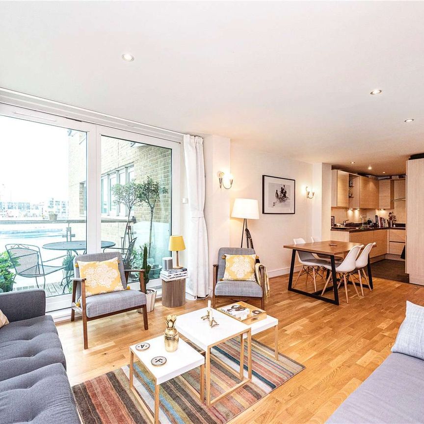 A bright one bedroom apartment situated within this desirable river fronted development, located in West Wapping. - Photo 1