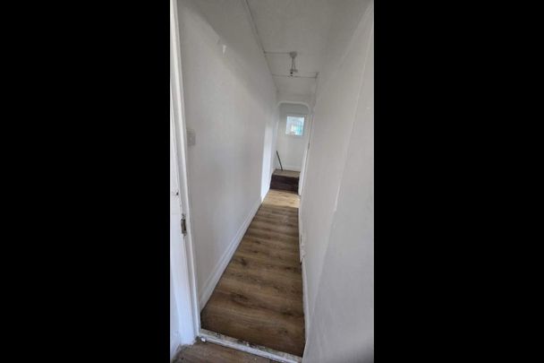 4 Bed Detached House, Wedderburn Road, IG11 - Photo 1