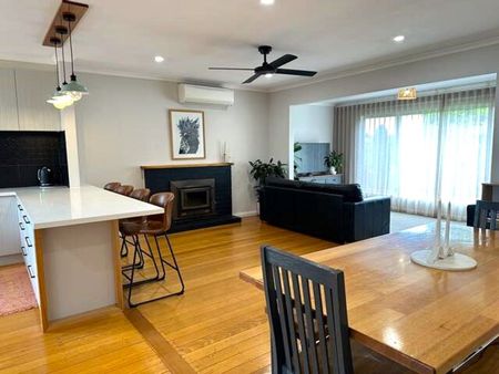 COSY FAMILY HOME PACKED WITH FEATURES! - Photo 5