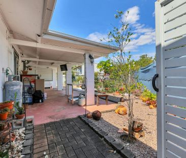 FAMILY HOME WITH SOLAR - Photo 4