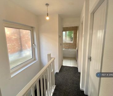 3 bedroom semi-detached house to rent - Photo 2