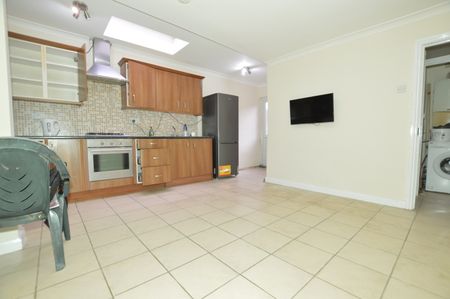 2 Bed Flat, Stock St, E13 - Photo 2