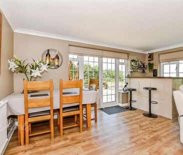 6 bedroom detached house to rent - Photo 4