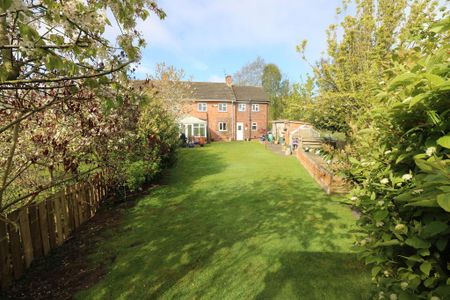 4 bedroom semi-detached house to rent - Photo 3