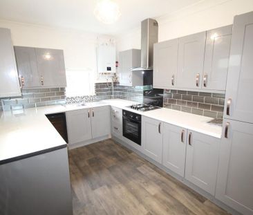 3 bedroom end of terrace house to rent - Photo 3