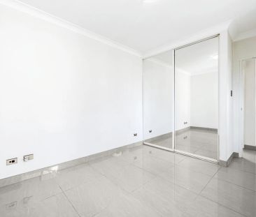 WELL PRESENTED 2 BEDROOM VILLA WITH LOCK UP GARAGE - Photo 1