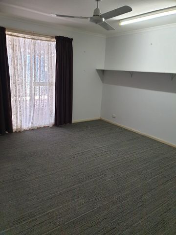 Three bedroom home - Photo 4