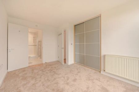 2 bedroom flat in Commercial Road - Photo 4