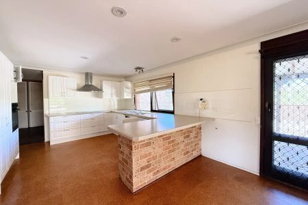 “Spacious Family Retreat with Scenic Views in Box Hill” - Photo 4