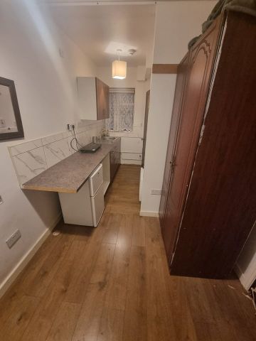 Studio Flat, Burlington House, N17 - Photo 5