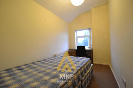 4 bedroom end of terrace house to rent - Photo 3