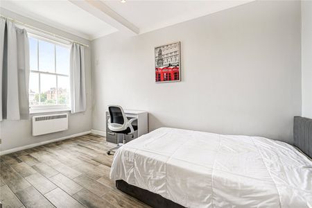 Apartment with charming period features and garden access - Photo 2