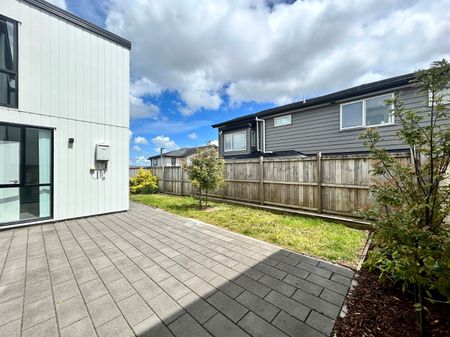 Stylish 4 Bedroom with Study Home in Prime Hillsborough Location - Photo 3