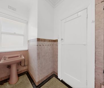 SPACIOUS ART DECO TOWNHOUSE | Besser+Co - Photo 6