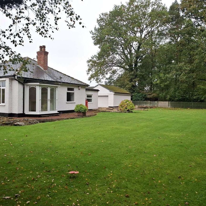 A spacious detached bungalow featuring two double bedrooms, a double garage, and versatile workshop space, set on a generous plot with expansive gardens. - Photo 1