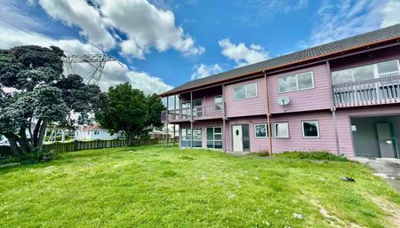 Spacious 7-Bedroom Family Home - Room for Everyone! - Photo 5