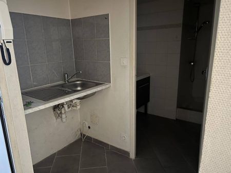 Location appartement studio 1 pièce 25 m² à Villefranche-de-Rouergue (12200) - Photo 3