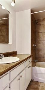 TRÈS GRAND 4 ½ -RÉNOVÉ LIMOILOU - 1245$/MOIS (CHAUFFÉ-EAU CHAUDE) - JUILLET - Photo 4