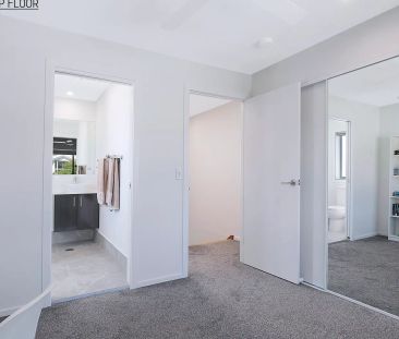 STUNNING TRI-LEVEL TOWNHOUSE - Photo 6