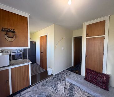 Quiet 2 Bedroom unit - Photo 5