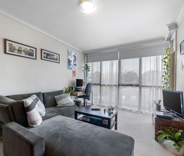 Chic South Yarra Living with Elevated Views and Unbeatable Convenience - Photo 2