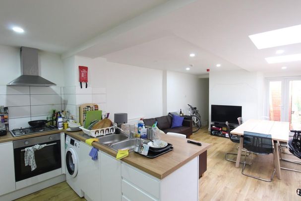 6 bedroom terraced house to rent - Photo 1