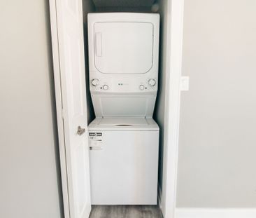 SPACIOUS 3 BEDROOM APARTMENT IN ST. CATHARINES!! - Photo 2