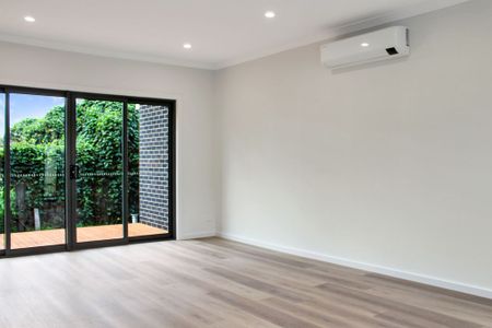 STUNNING BRAND NEW TOWNHOUSE - Photo 4