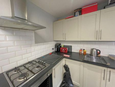 1 bedroom in a house share to rent - Photo 3