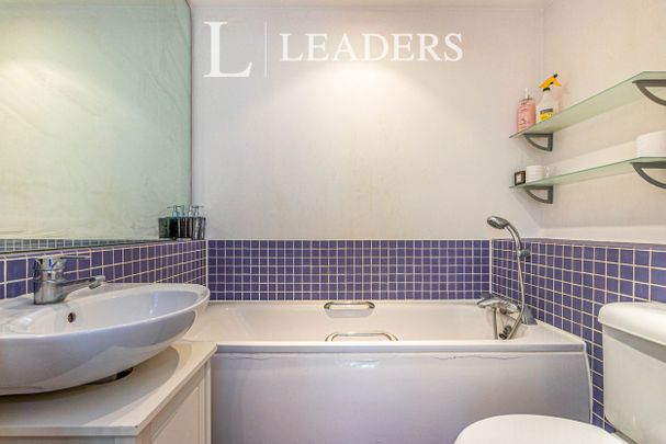 2 bedroom apartment to rent The Oaks Square, Epsom, KT19 - Photo 1