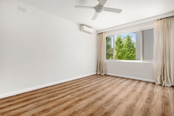 Modern, Private & Perfectly Positioned – 2 Bedroom Apartment in Leafy Armadale - Photo 1