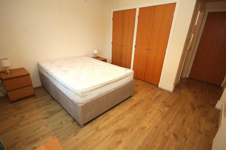 3 bedroom flat to rent - Photo 4