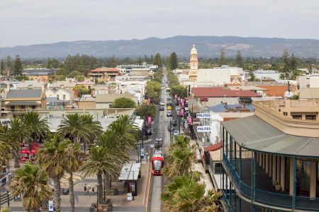 Exquisite Three-Bedroom Apartment within the Prestigious Marina East Complex - Photo 3