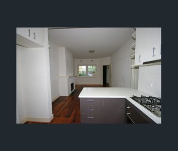 SUPERIOR ART DECO APARTMENT SHORT STROLL TO ALBERT PARK LAKE, BEACH... - Photo 2