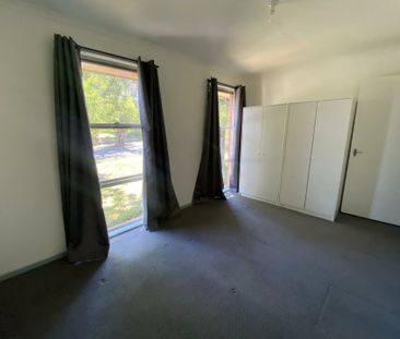 16 Village Drive, Hampton Park VIC - Photo 4