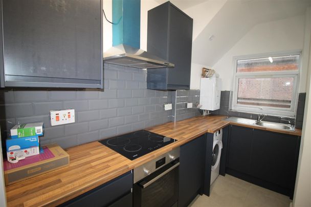 Roberts Road, High Wycombe - Photo 1