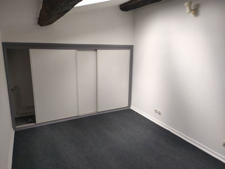 T2 Duplex bon standing – Nîmes Place de la Révolution À louer - Photo 2