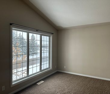 Spacious 2 Bed Apartment + Covered Parking included - Pet Friendly - Photo 3