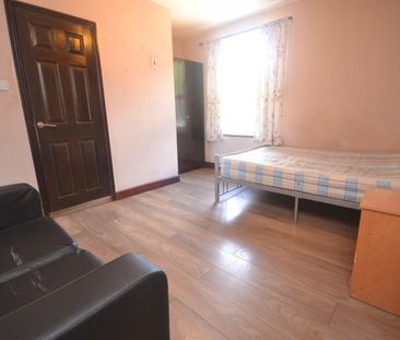1 bedroom Flat To Let - Photo 2