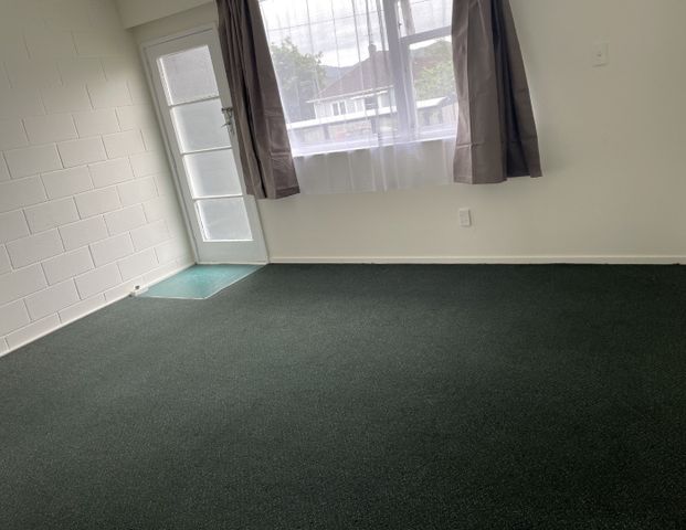 Neat and tidy bedsit - Photo 1