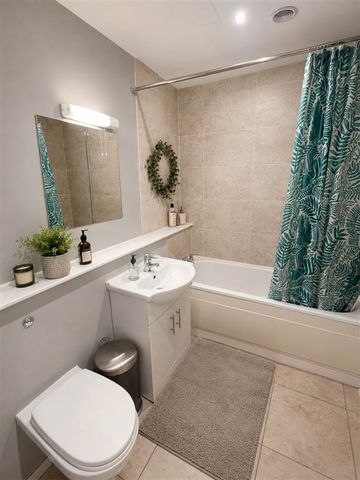 901 College Central, 4 College Avenue, Belfast, BT1 6BD - Photo 3