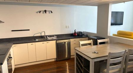 Character apartment in Iconic George Court Building - Photo 2