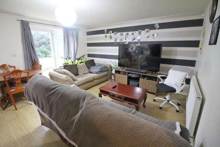 Broadoaks, BL9 - Photo 3