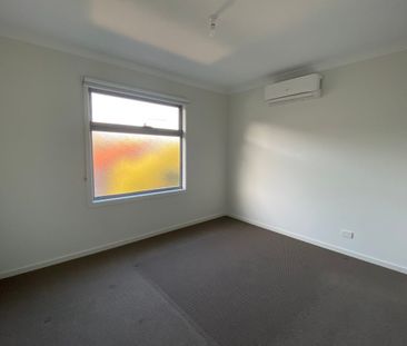 MODERN 2 BEDROOM TOWNHOUSE IN PRIME LOCATION - Photo 2