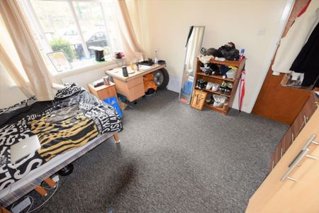 7 bedroom Flat in Wood Lane, Leeds - Photo 3