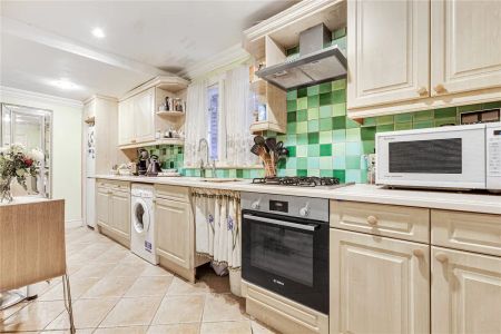 3 bedroom flat in London - Photo 4